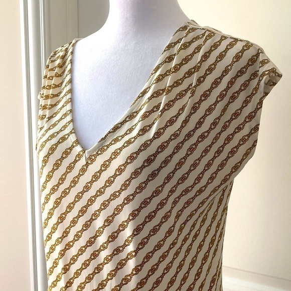 Banana Republic small top v-neck white short sleeves - Picture 2 of 10